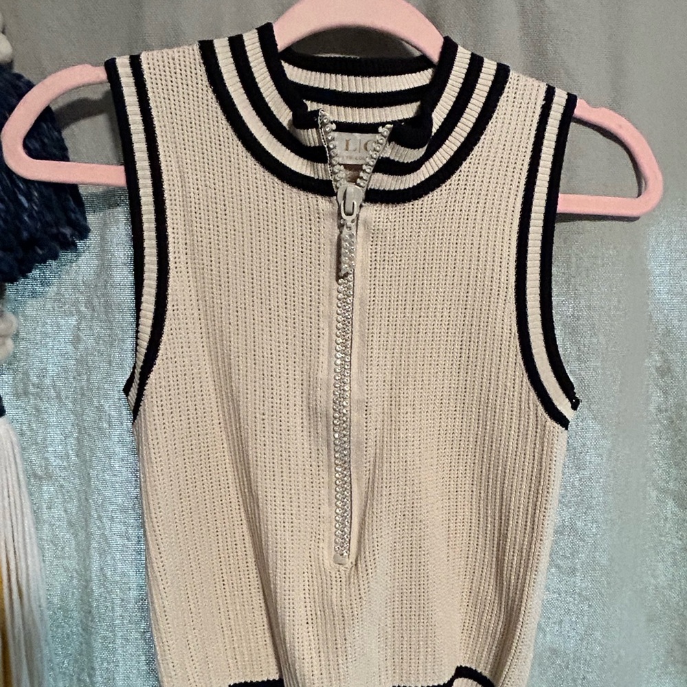 Chic Ribbed Zip-Up Tank Top in Cream and Black